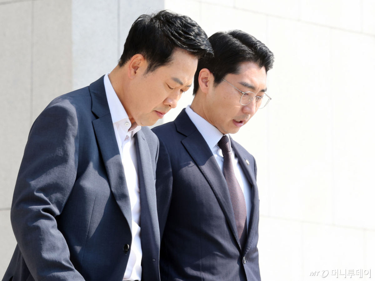 (서울=뉴스1) 황기선 기자 = 장동혁 국민의힘 대표가 16일 오전 서울 여의도 국회에서 외부일정을 위해 박준태 당대표 비서실장과 함께 이동하고 있다. 2026.6.16/뉴스1 Copyright © 뉴스1. All rights reserved. 무단 전재 및 재배포, AI학습 이용 금지. /사진=(서울=뉴스1) 황기선 기자