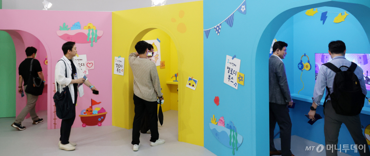 17일 서울 중구 동대문디자인플라자에서 진행된 아기상어 IP를 활용한 AI 인터랙티브 전시 '아기상어 비밀 초대장: 비커밍 샤크(Baby Shark The Experience: Unlock the Secret Ocean)' 사전 오픈행사에서 관람객들이 다양한 체험을 즐기고 있다. 이번 전시는 오는 18일부터 12월 19일까지 DDP뮤지엄 전시 2관에서 열린다. 더핑크퐁컴퍼니와 피플리가 협력해 열었으며 문화체육관광부, 한국콘텐츠진흥원의 지원을 받았다. 머니투데이가 미디어 후원을 맡는다. /사진=김창현 chmt@