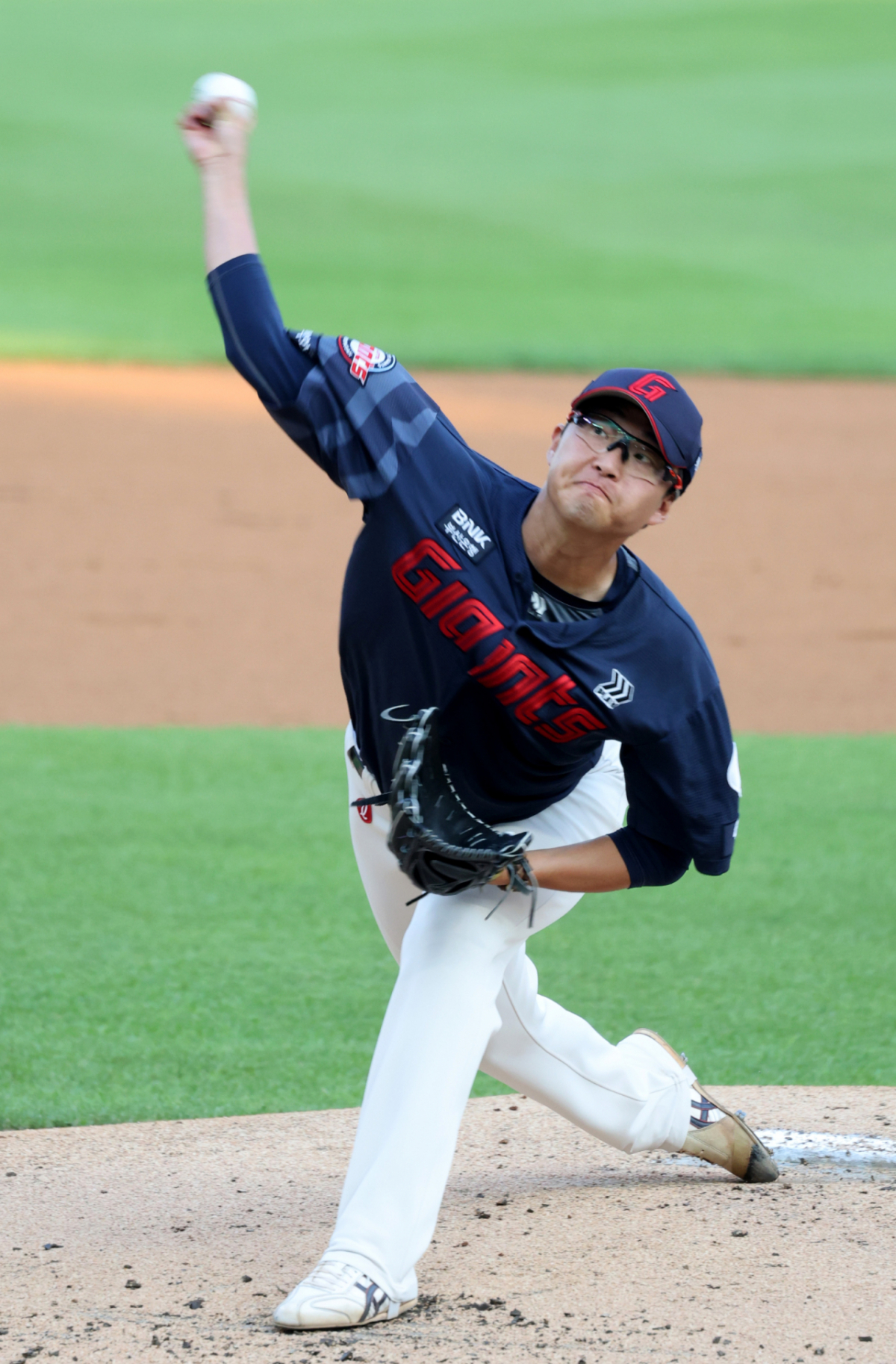 롯데 자이언츠 투수 박세웅이 17일 인천 SSG랜더스필드에서 열린 SSG 랜더스와 2026 신한 SOL KBO리그 원정경기에 선발 등판해 역투하고 있다. /사진=강영조 선임기자