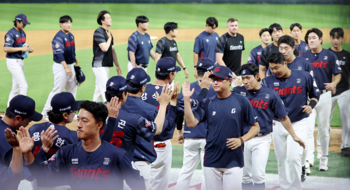 롯데 자이언츠 선수들이 17일 인천 SSG랜더스필드에서 열린 SSG 랜더스와 2026 신한 SOL KBO리그 방문경기에서 승리 후 하이파이브를 하고 있다. /사진=강영조 선임기자