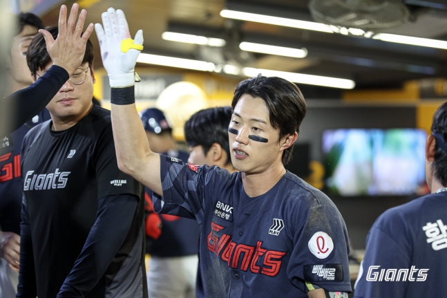 롯데 자이언츠 전민재(가운데)가 17일 인천 SSG랜더스필드에서 열린 SSG 랜더스와 2026 신한 SOL KBO리그 방문경기에 6번 타자 유격수로 선발 출전해 6회초 역전 투런 홈런을 터뜨리고 동료들의 축하를 받고 있다. /사진=롯데 자이언츠 제공