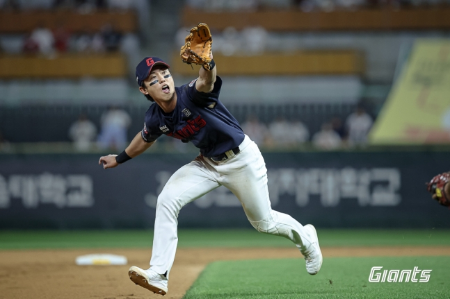 롯데 자이언츠 전민재가 17일 인천 SSG랜더스필드에서 열린 SSG 랜더스와 2026 신한 SOL KBO리그 방문경기에 6번 타자 유격수로 선발 출전해 9회말 1사 3루에서 정준재의 땅볼 타구를 잡아내고 있다. /사진=롯데 자이언츠 제공