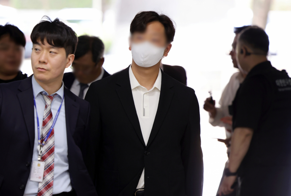 정당법 위반 혐의를 받는 고동안 전 신천지 총회 총무가 17일 서울 서초구 서울중앙지방법원에서 열린 구속전 피의자 심문(영장실질심사)에 출석하고 있다./사진=뉴시스