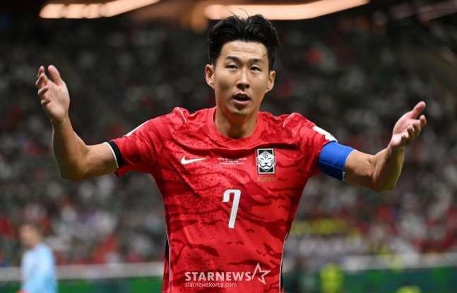2026 북중미월드컵 A조 예선 대한민국-체코전이 12일(한국 시간) 멕시코 과달라하라 에스타디오 아크론에서 열렸다. 손흥민이 관중석에 환호을 유도하고 있다. /사진=김진경 대기자.