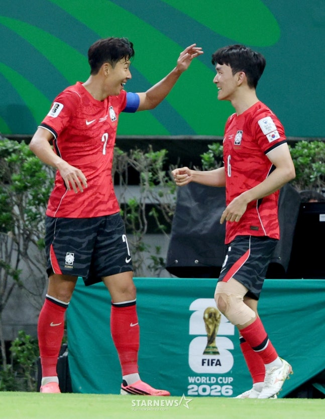 2026 북중미월드컵 A조 예선 대한민국-체코전이 12일(한국 시간) 멕시코 과달라하라 에스타디오 아크론에서 열렸다. 경기 종료 후 손흥민과 황인범이 승리의 기쁨을 나누고 있다. /사진=김진경 대기자.