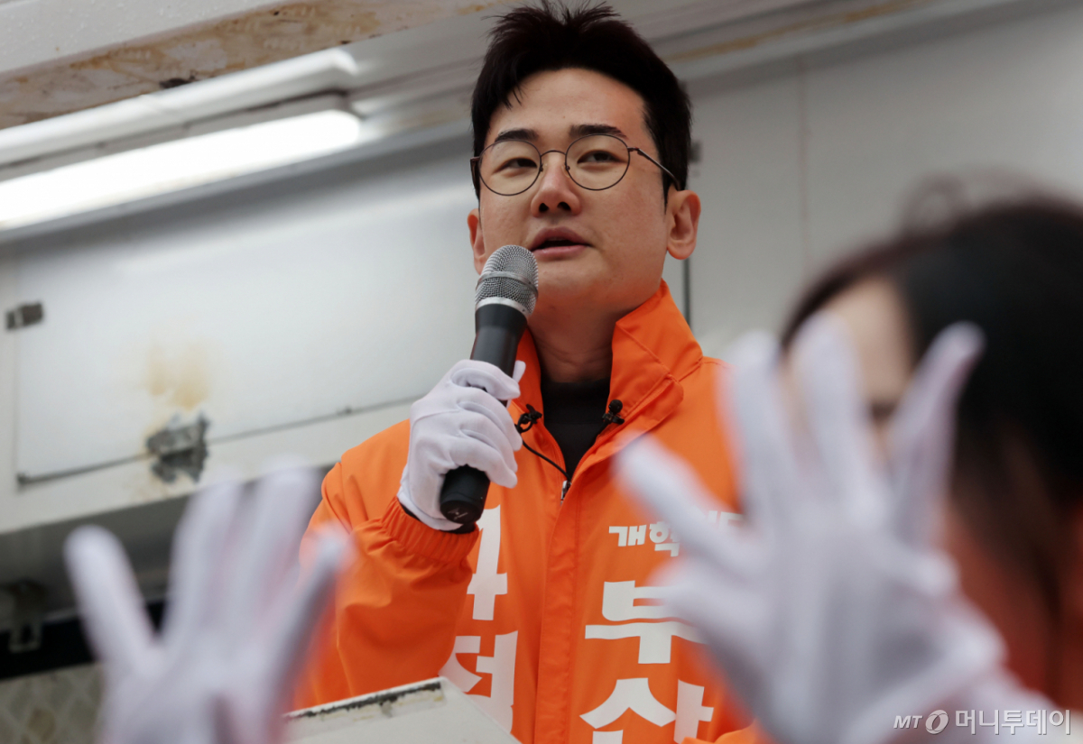 제9회 전국동시지방선거 공식 선거운동 첫날인 지난달 21일 부산 연제구 연산교차로에서 정이한 개혁신당 부산시장 후보가 출근길 시민에게 지지를 호소하는 모습./사진=뉴시스