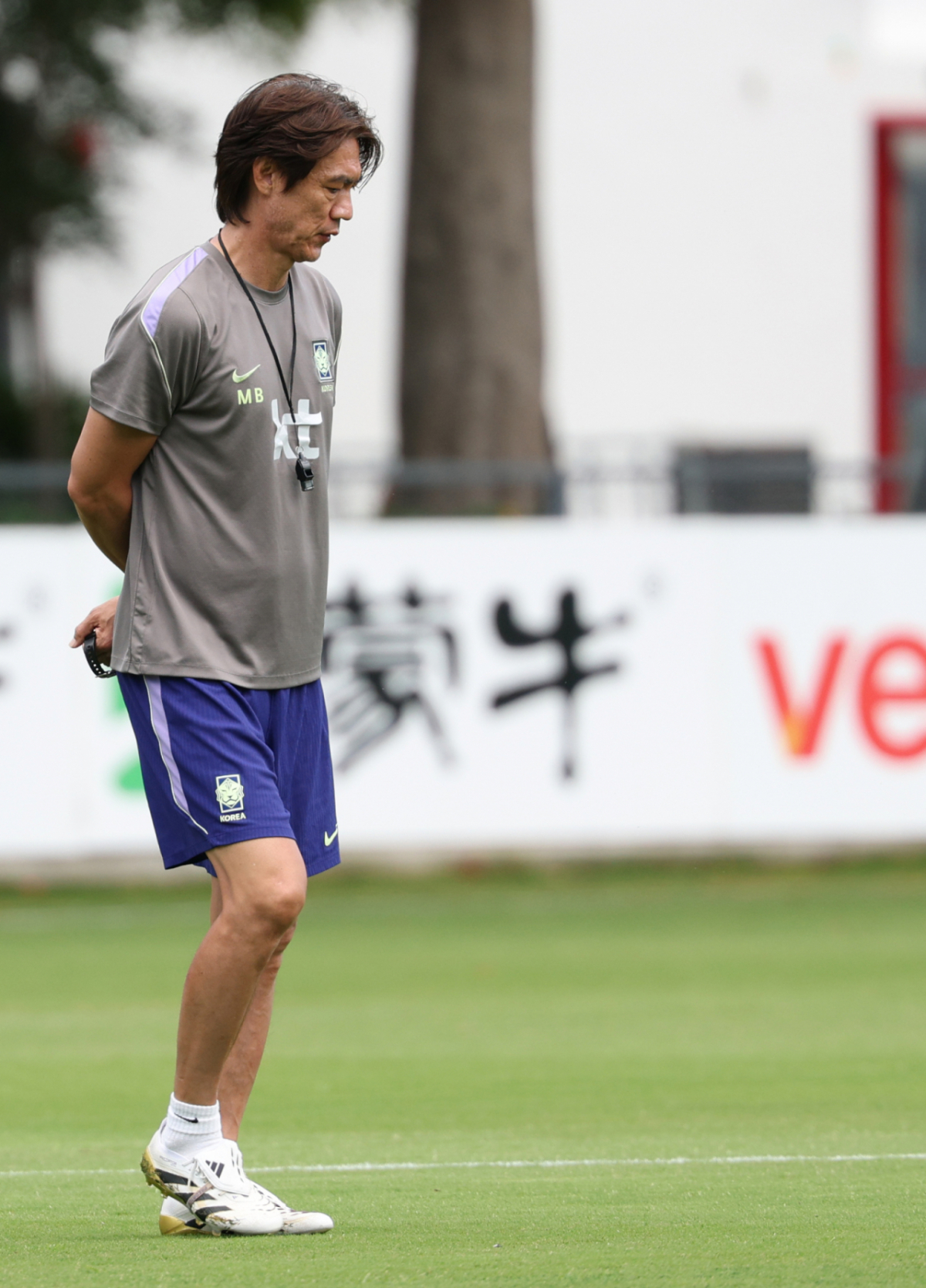 대한민국 축구 국가대표팀이 2026 북중미월드컵 A조 2차 예선을 앞두고 15일 멕시코 과달라하라 치바스 베르데 바예에서 훈련을 진행했다. 홍명보 감독이 상념에 잠긴 채 그라운드를 거닐고 있다. /사진=김진경 대기자