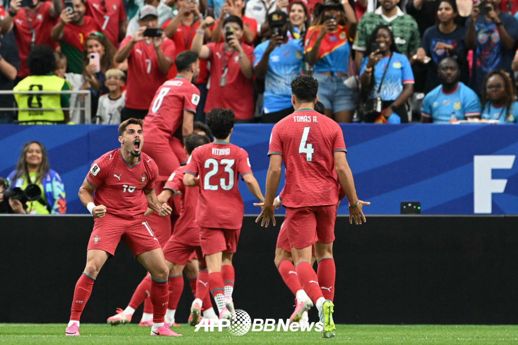 포르투갈 선수들이 18일 콩고민주공화국과의 2026 FIFA 북중미 월드컵 조별리그 K조 1차전에서 전반 6분 주앙 네베스의 선제골 이후 기뻐하고 있다. /AFPBBNews=뉴스1