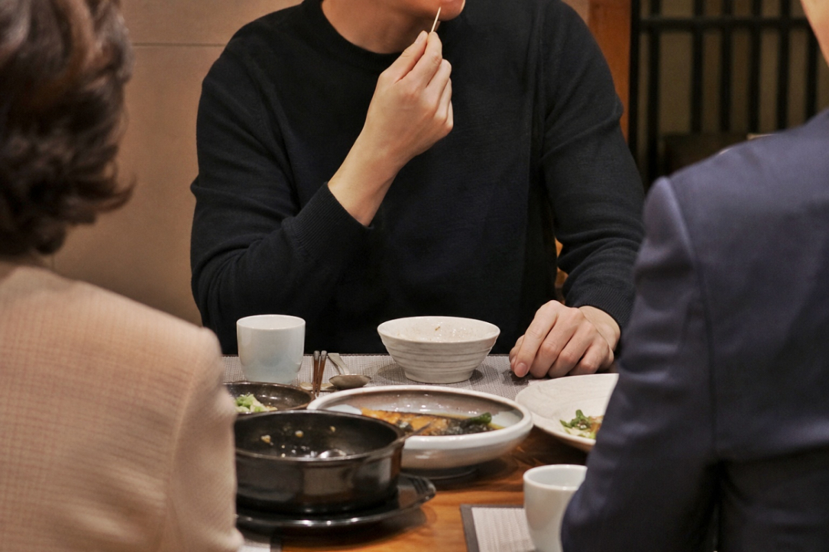 여자친구 부모와의 식사 자리에서 입을 가리지 않은 채 이를 쑤시고 흡연을 위해 먼저 자리를 뜬 남성 사연이 전해졌다. 기사 이해를 돕기 위해 AI(인공지능)가 생성한 이미지./사진=챗GPT