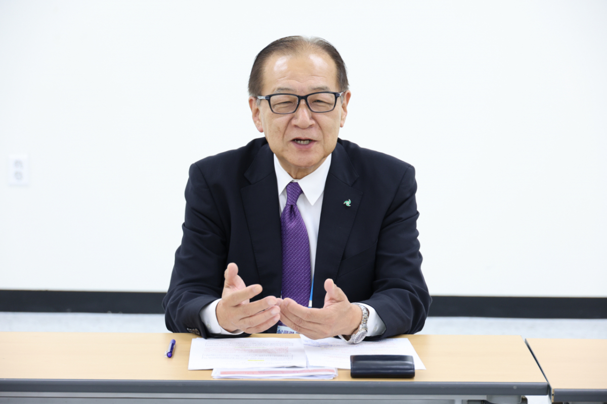 지난 17일 여수세계박람회장에서 머니투데이와 인터뷰 중인 아키요시 마사루 일본풍력발전협회(JWPA) 회장/사진제공=풍력산업협회