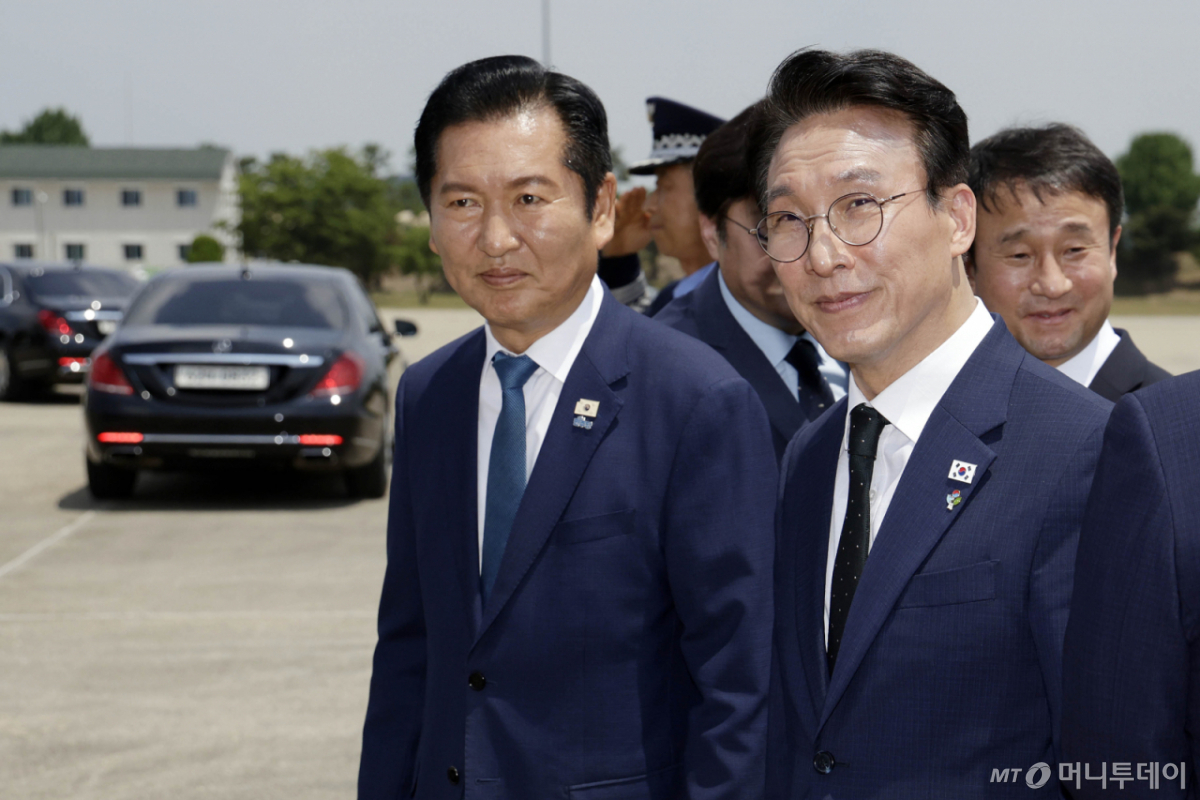 [성남=뉴시스] 최동준 기자 = 김민석 국무총리와 정청래 더불어민주당 대표가 18일 경기 성남 서울공항에서 G7 정상회의 등 유럽 순방을 마치고 귀국한 이재명 대통령의 차량 출발을 기다리고 있다. 2026.06.18. photocdj@newsis.com /사진=최동준