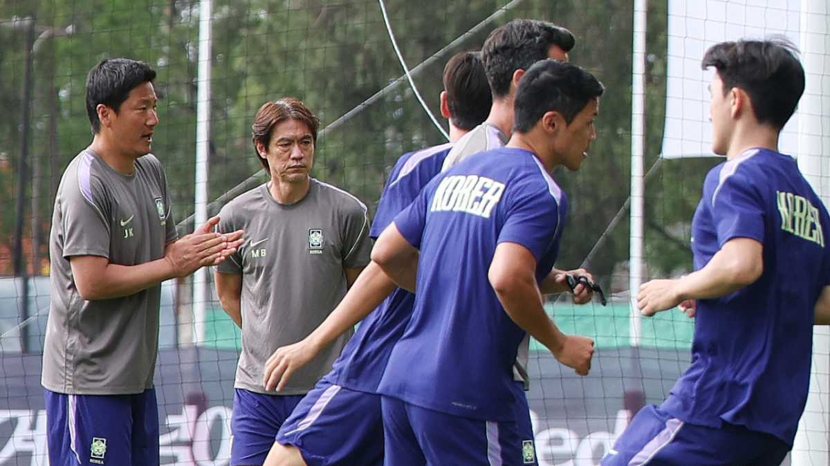 대한민국 축구 국가대표팀 홍명보 감독이 18일(한국시간) 멕시코 과달라하라 인근 사포판 치바스 바예 베르데 훈련장에서 선수단 훈련을 지켜보고 있다. /사진=뉴스1