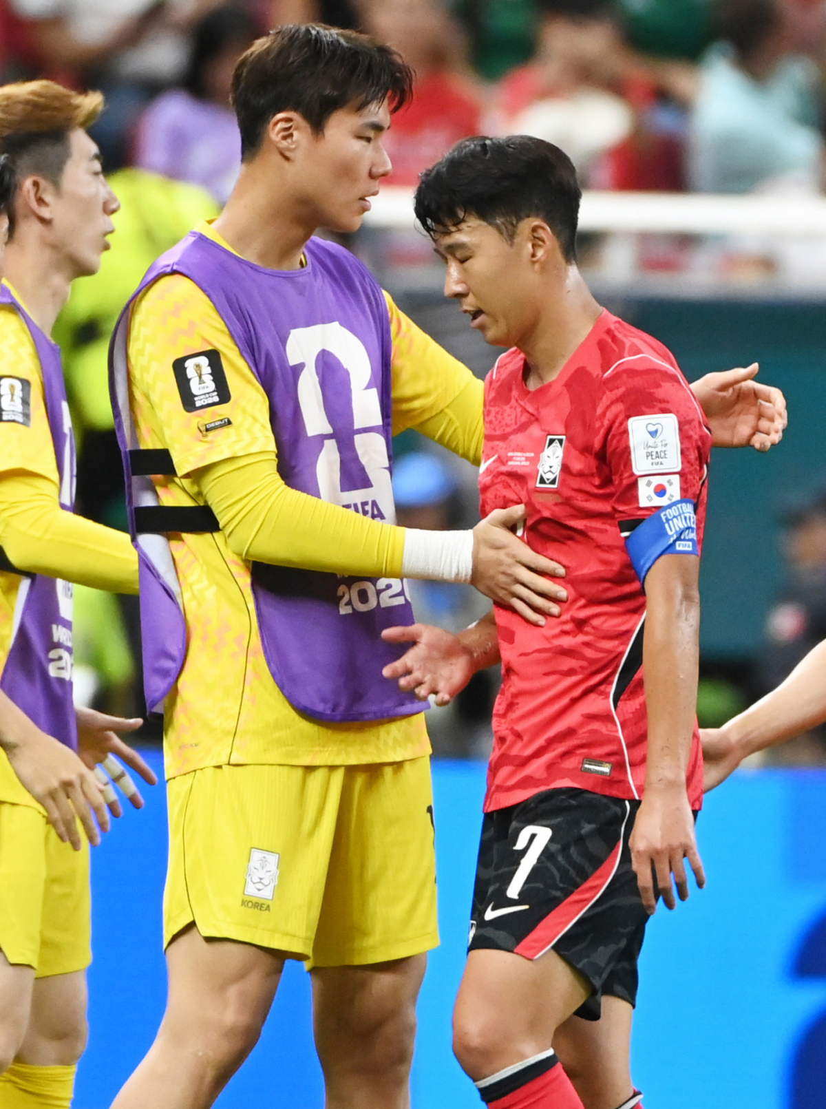 2026 북중미월드컵 A조 예선 대한민국-체코전이 12일(한국 시간) 멕시코 과달라하라 에스타디오 아크론에서 열렸다.  손흥민이 후반 14분 교체된 후 동료들의 위로를 받고 있다. /사진=김진경 대기자
