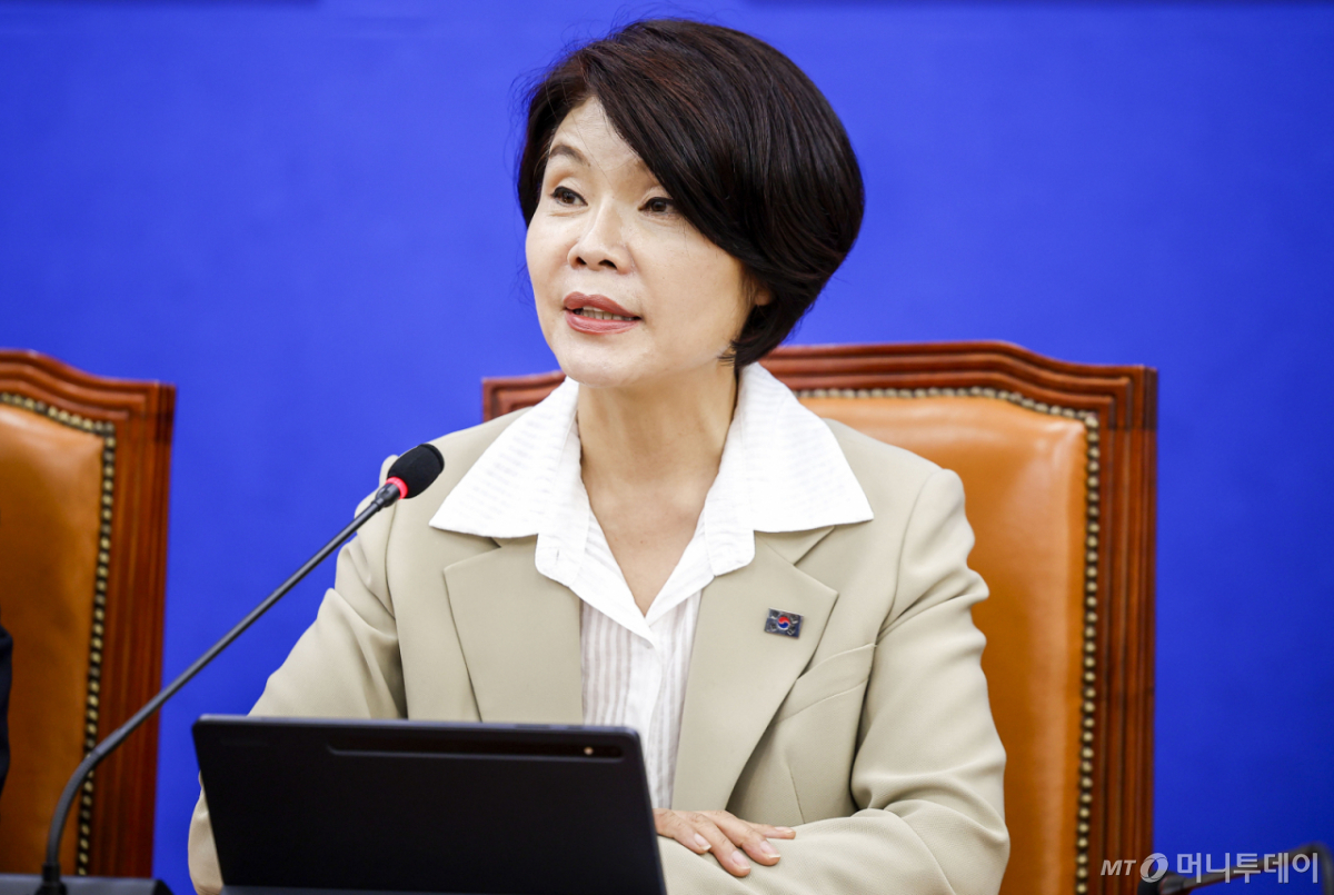 한정애 더불어민주당 정책위의장이 16일 서울 여의도 국회에서 열린 원내대책회의에서 발언하고 있다. /사진=뉴시스