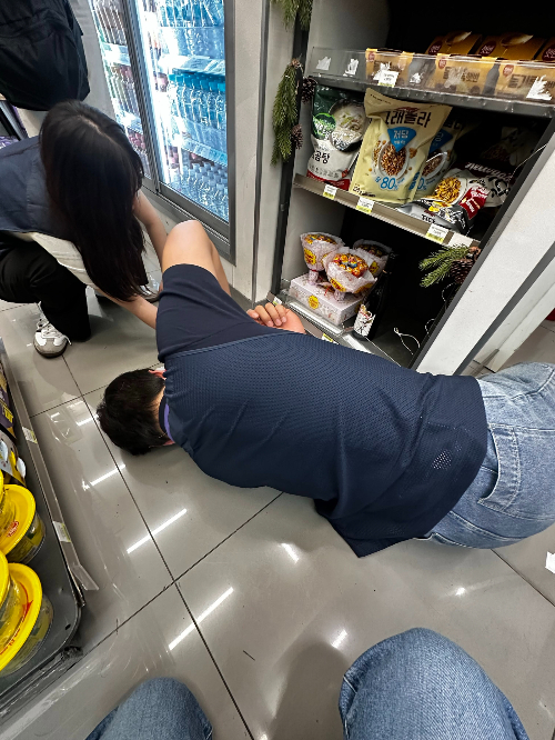 일본인 관광객이 SNS 스레드에 공개한 사진. 인천공항 편의점 직원이 진열대 아래에서 관광객이 잃어버린 이어폰을 찾고 있다. /사진=스레드 캡처
