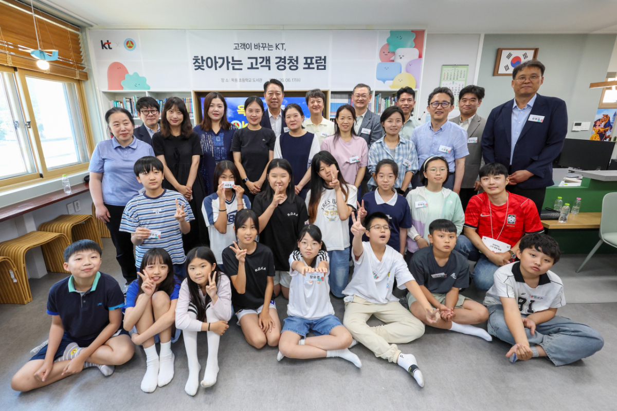 KT가 6월17일 도서산간 지역을 방문해 제3회 고객경청포럼을 개최했다. 이번 행사는 현장의 목소리를 청취하는 고객경청포럼과 초등학생을 위한 AI 기초 교육 프로그램으로 구성됐다. 사진은 교육 후 기념사진을 촬영하고 있는 모습. (뒷줄 중앙) 옥동초등학교 박수원 교장과 KT 커스터머부문장 박현진 부사장(고객보호365TF장)/사진=KT