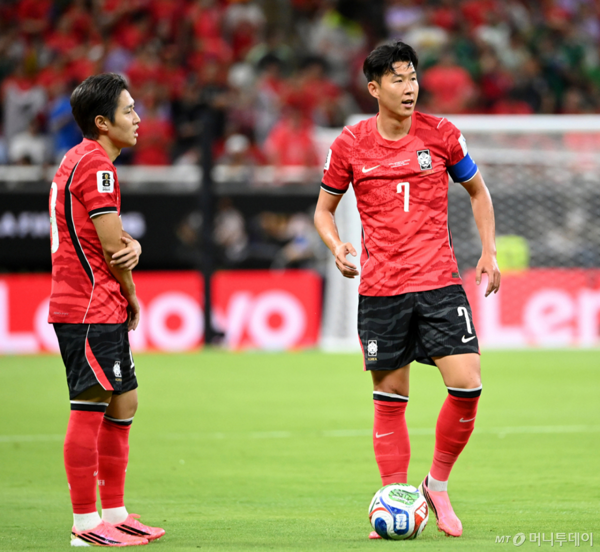 대한민국 축구 국가대표팀 손흥민과 이강인이 지난 12일(한국시간) 멕시코에서 열린 '2026 FIFA 북중미 월드컵' A조 조별리그 체코와의 경기에서 프리킥을 준비 중인 모습. 우리 대표팀은 체코에 2대 1로 승리했다. /사진=스타뉴스
