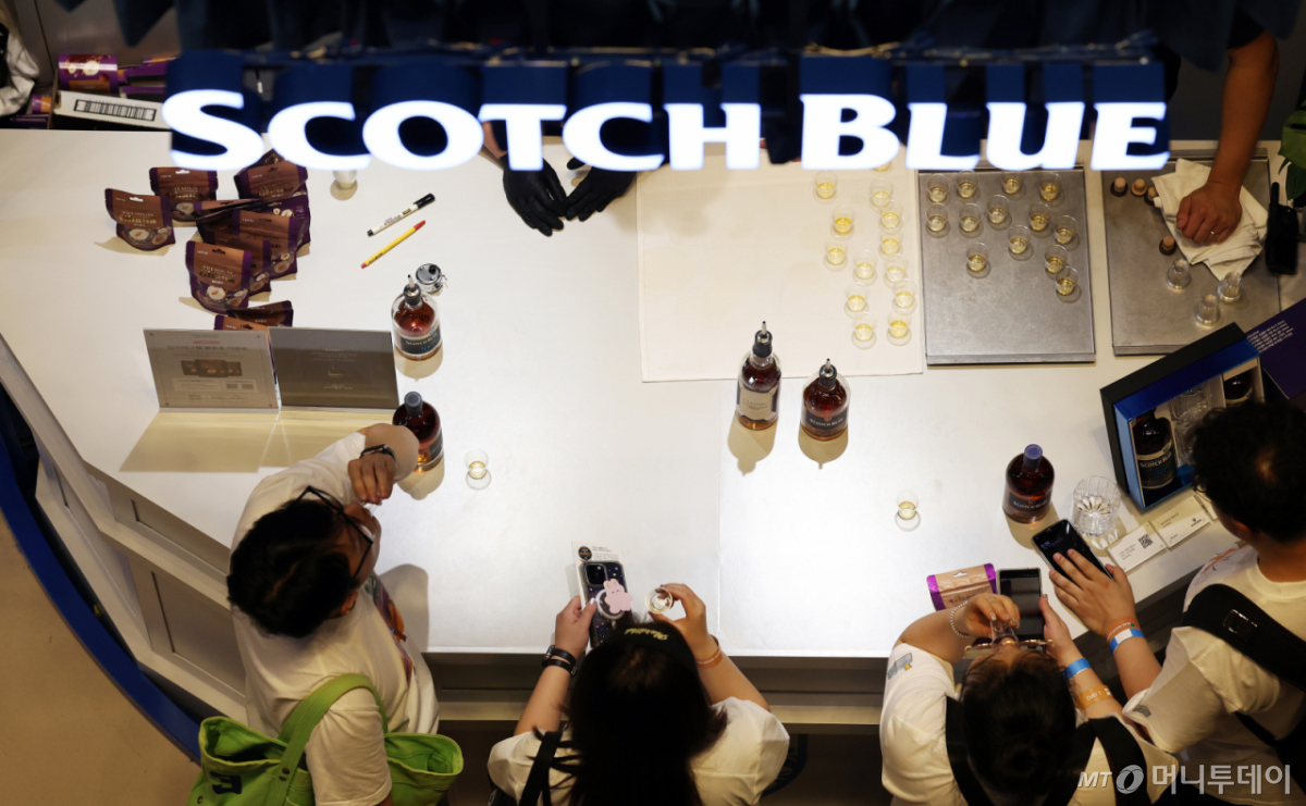 지난해 서울 강남구에서 열린 제5회 서울바앤스피릿쇼(Seoul Bar & Spirits Show, 서울바쇼)에서 방문객들이 다양한 주류를 시음하고 있다. /사진=뉴스1