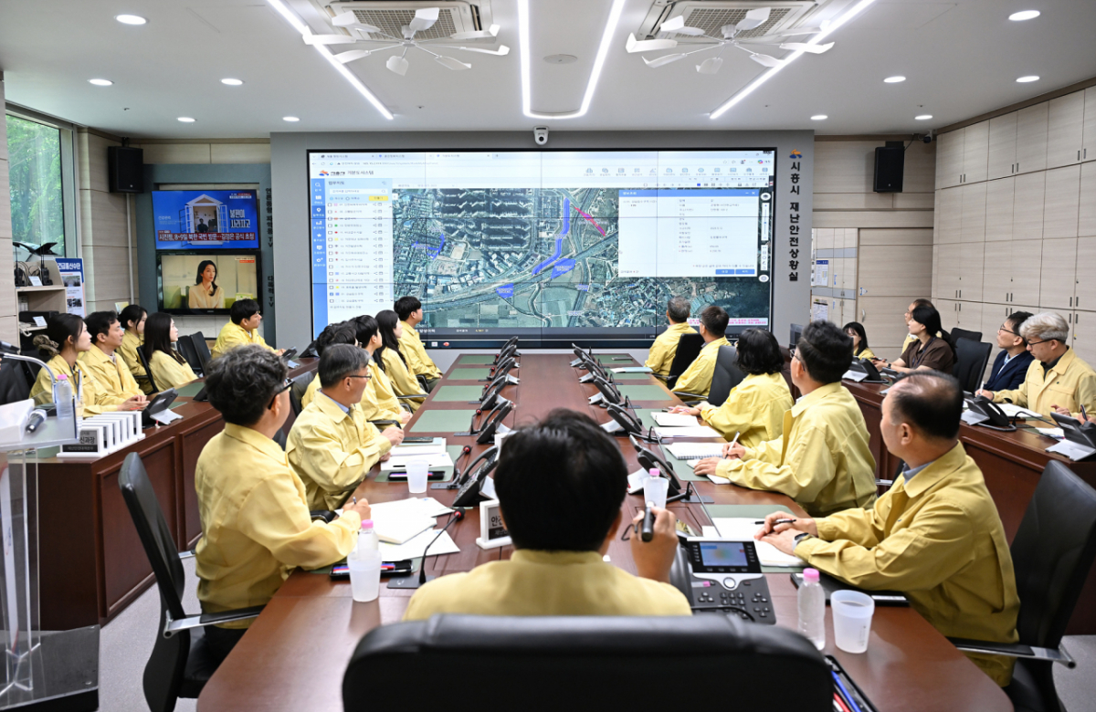 시흥시가 자체적으로 구축한 '시흥시 통합 재난‧안전 지도'를 시연하고 있다./사진제공=시흥시