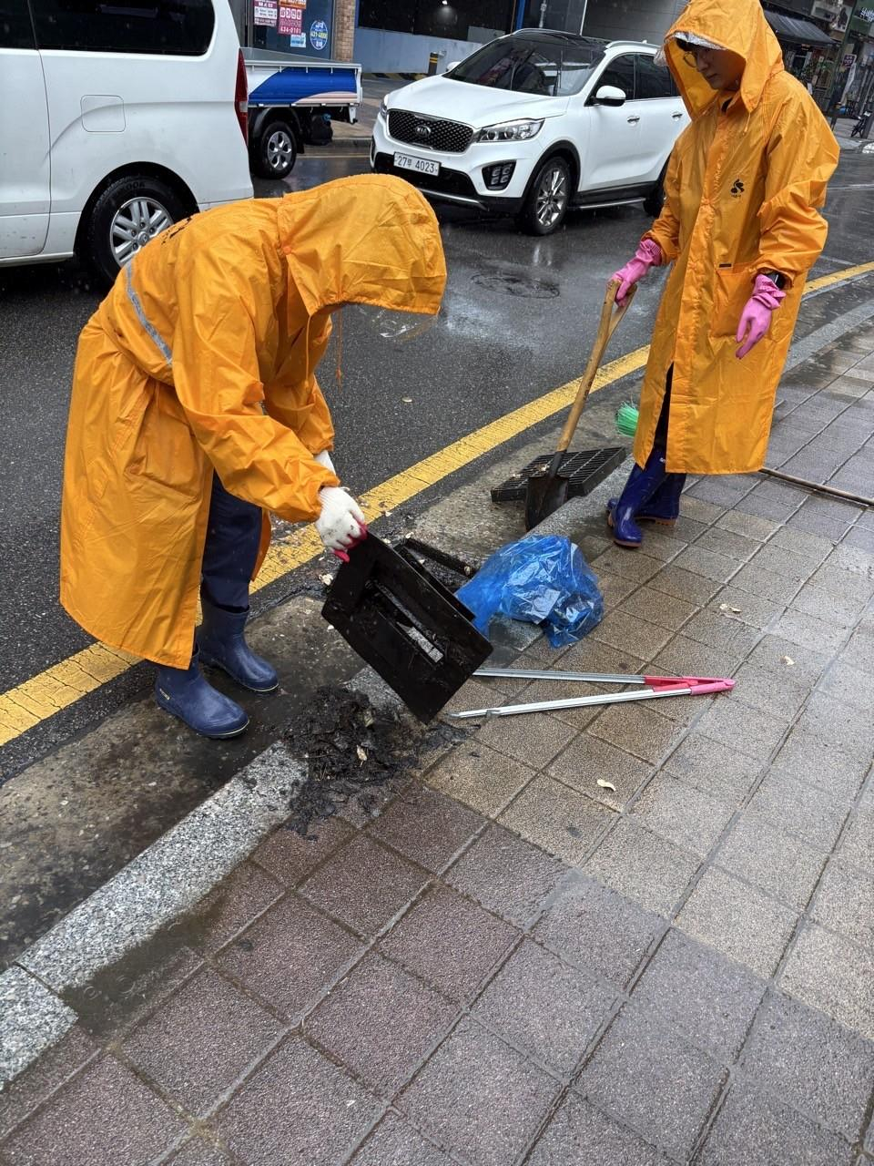 도로 침수를 대비해 빗물받이 관리 상태를 점검하고, 퇴적물 제거하는 모습./사진제공=시흥시