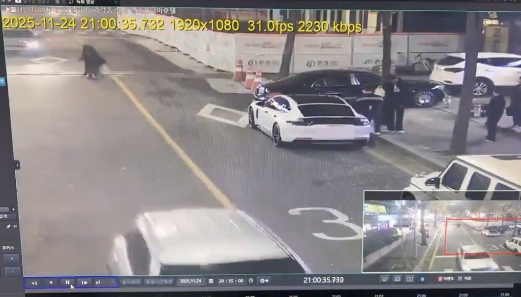 지난해 11월24일 조직원들이 서울 송파구 한 도로에서 세탁 수수료가 담긴 종이백을 건네며 정산하는 모습./사진제공=서울경찰청.
