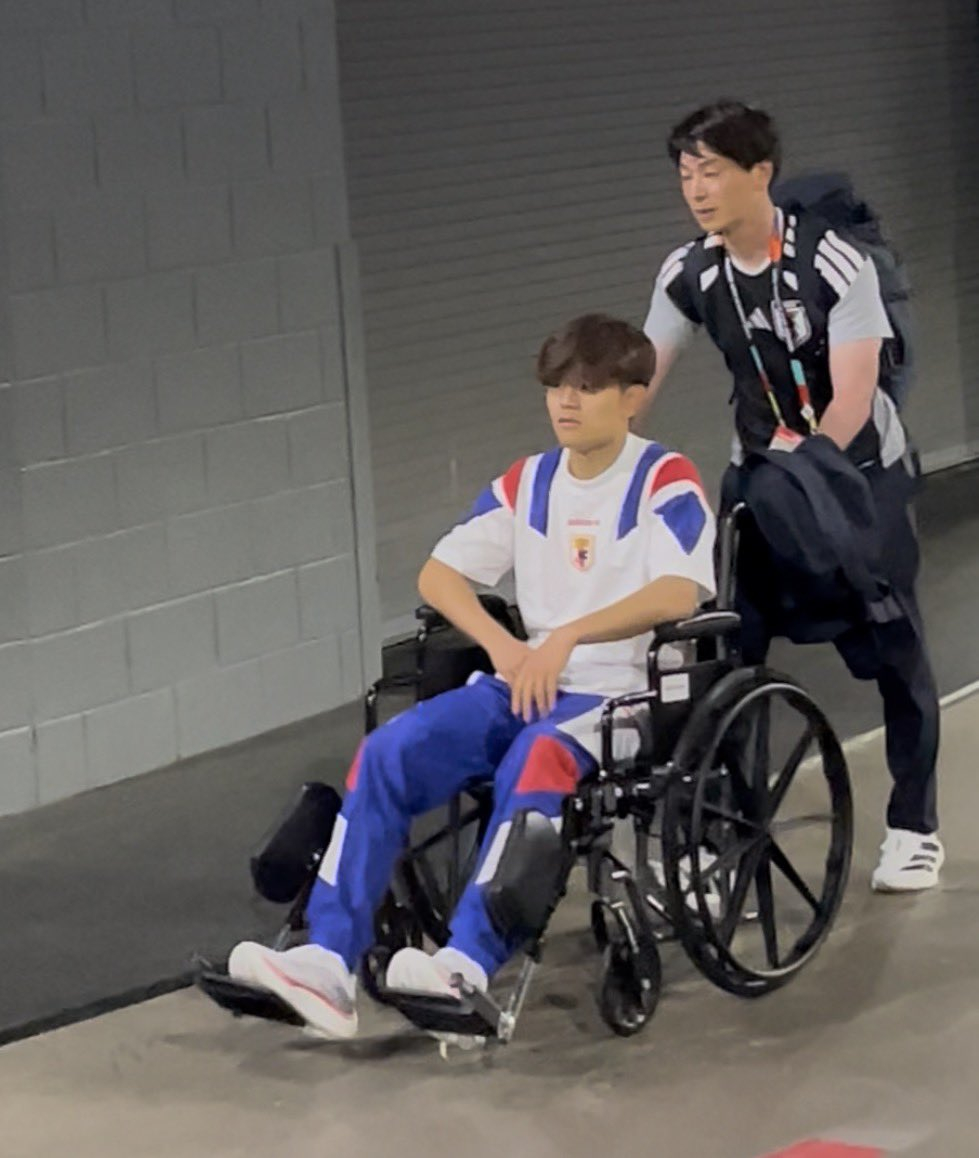 15일 미국 댈러스 스타디움에서 열린 일본과 네덜란드의 2026 FIFA 북중미 월드컵 조별리그 F조 1차전을 마친 뒤 휠체어를 타고 경기장을 빠져나가는 일본 대표팀 구보 다케후사의 모습. /사진=온다세로 소속 알베르토 페르난데스 기자 SNS 캡처