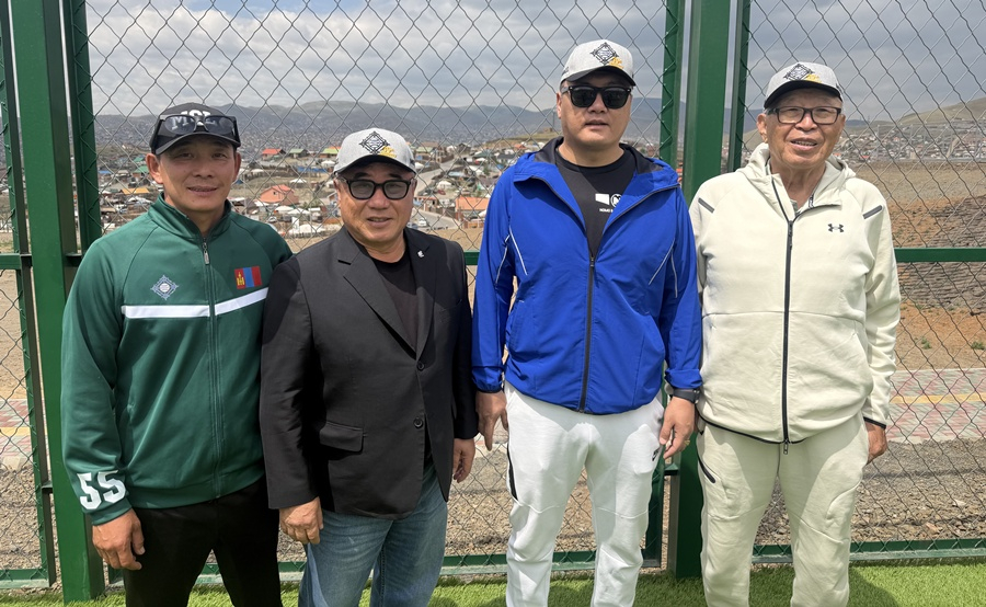 지난 11~15일 몽골을 방문한 김응용(맨 오른쪽) 전 감독. 왼쪽부터 사사키 몽골 국가대표 감독, 김광수 일구회 회장, 소구라 몽골야구협회 회장. /사진=일구회
