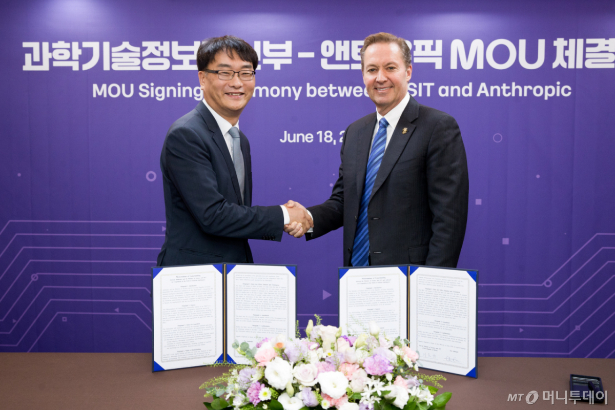 이도규 과학기술정보통신부 정보통신정책실장(왼쪽)과 크리스 차우리 앤트로픽 글로벌총괄이 18일 오전 서울 중구 코리아나호텔에서 AI 안전성 확보 및 사이버보안 분야 협력을 위한 업무협약을 체결하고 있다./사진=과학기술정보통신부 /사진=(서울=뉴스1)