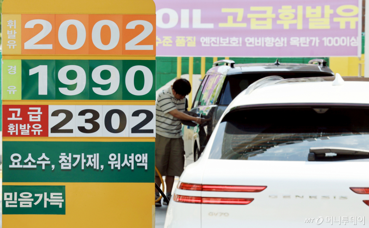5차 석유 최고가격제 시행하고 첫 주말을 맞이한 10일 서울 시내의 한 주유소에 가격이 표시돼 있다. 이날 한국석유공사에 따르면 전국 주유소의 보통휘발유 평균 판매가격은 지난 8일 기준 1리터 당 2011.71원으로 1년 전인 1638.94원보다 372.77원(22.7%) 비싼 것으로 조사됐다. 경유(자동차용) 평균 판매가격도 같은 비교기간 1리터 당 1505.77원에서 2006.22원으로 500.45원(33.2%) 올랐다. 2026.5.10/뉴스1 Copyright © 뉴스1. All rights reserved. 무단 전재 및 재배포, AI학습 이용 금지.