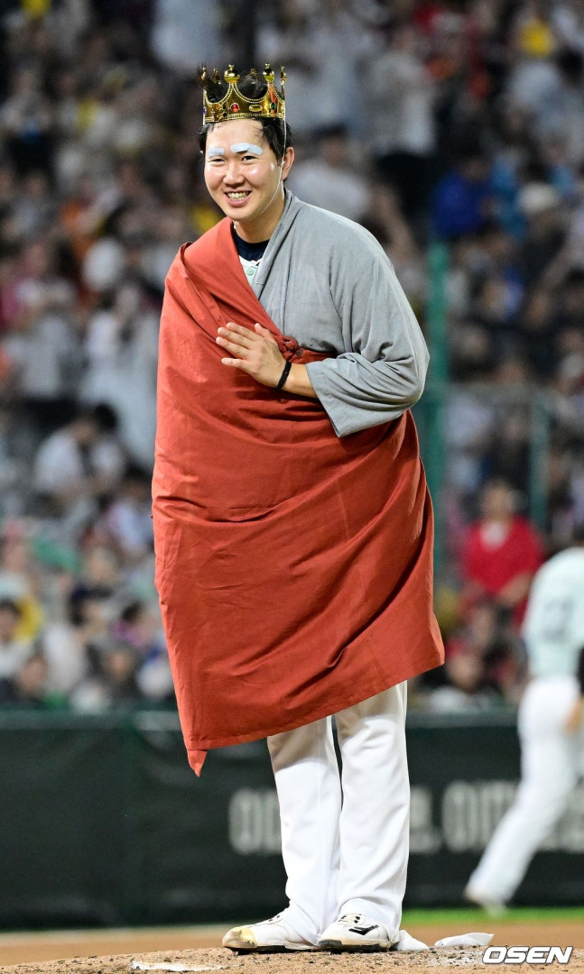 LG 유영찬이 2024년 KBO 올스타전에서 삼장법사 코스프레를 하고 마운드에 올랐다.