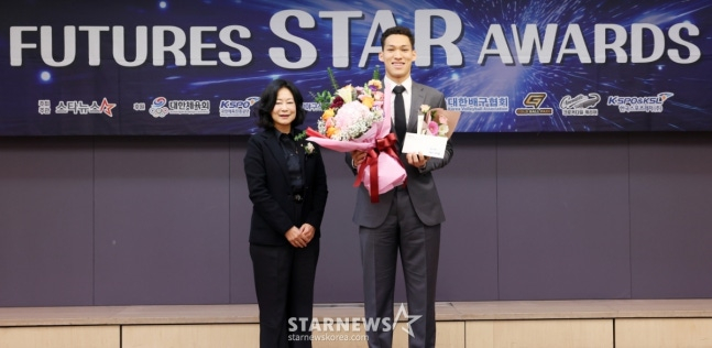 농구 부문 대상 수상자 에디 다니엘(용산고3·서울 SK)이 24일 서울 중구 프레스센터에서 진행된 '2025 퓨처스 스타대상' 시상식에 참석해 수상한 뒤 김나미 대한체육회 사무총장과 기념촬영을 하고 있다. /사진=김휘선 기자.