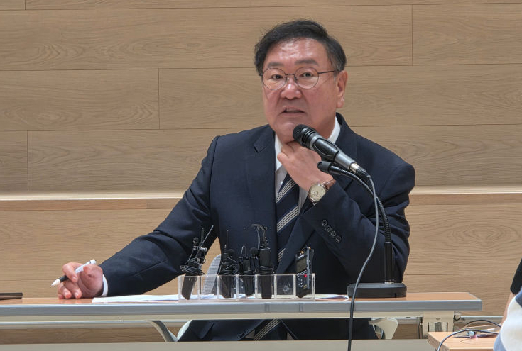 김태년 공정·혁신·포용 경기준비위원회 위원장이 18일 경기신보 본사에서 기자간담회를 하고 있다./사진=이민호기자