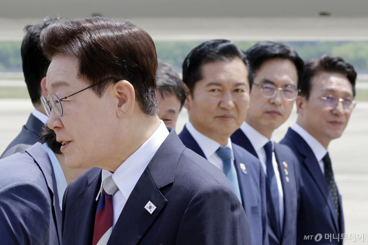 [성남=뉴시스] 최동준 기자 = G7 정상회의 등 유럽 순방 일정을 마친 이재명 대통령이 18일 경기 성남 서울공항에 도착해 환영 인사들과 인사하고 있다.  오른쪽부터 김민석 국무총리, 김민재 행정안전부 차관, 정청래 더불어민주당 대표. 2026.06.18. photocdj@newsis.com /사진=최동준