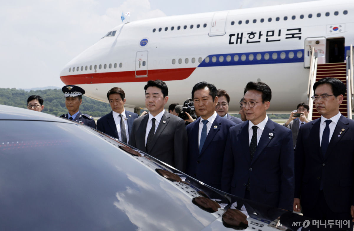 [성남=뉴시스] 최동준 기자 = 강훈식(왼쪽부터) 비서실장, 정청래 더불어민주당 대표, 김민석 국무총리, 김민재 행정안전부 차관이 18일 경기 성남 서울공항에서 G7 정상회의 등 유럽 순방 일정을 마치고 귀국한 이재명 대통령과 김혜경 여사가 탑승한 차량 앞에 서 있다. 2026.06.18. photocdj@newsis.com /사진=최동준