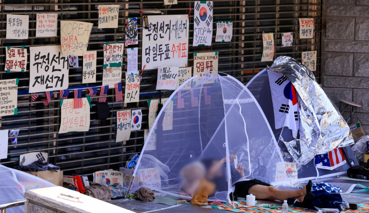 제9회 전국동시지방선거 투표용지 부족 사태를 규탄하는 개표소 봉쇄 시위가 계속된 18일 서울 송파구 올림픽공원 핸드볼경기장에서 시민들이 재선거 등을 요구하고 있다./사진=뉴스1.