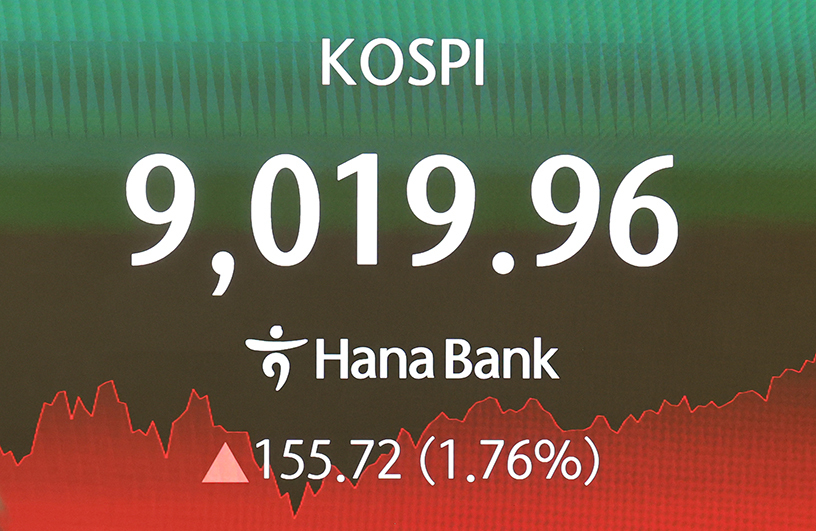 (서울=뉴스1) 최지환 기자 = 코스피지수가 장중 사상 처음으로 9000을 돌파한 18일 오후 서울 중구 하나은행 본점 딜링룸 전광판에 코스피 시황이 나오고 있다. 2026.6.18/뉴스1 Copyright © 뉴스1. All rights reserved. 무단 전재 및 재배포, AI학습 이용 금지. /사진=(서울=뉴스1) 최지환 기자