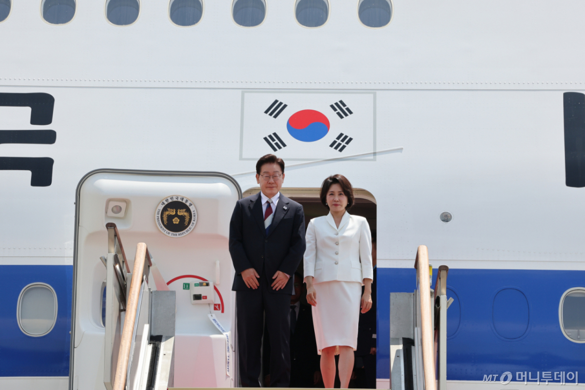 (성남=뉴스1) 허경 기자 = 주요 7개국(G7) 정상회의 일정을 마친 이재명 대통령과 김혜경 여사가 18일 경기 성남 서울공항에 도착해 환영객들에게 인사를 하고 있다. 2026.6.18/뉴스1 Copyright © 뉴스1. All rights reserved. 무단 전재 및 재배포, AI학습 이용 금지. /사진=(성남=뉴스1) 허경 기자