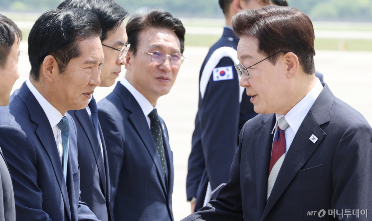 주요 7개국(G7) 정상회의 일정을 마친 이재명 대통령이 18일 경기 성남 서울공항에 도착해 정청래 더불어민주당 대표와 인사를 나누고 있다. /사진=뉴스1