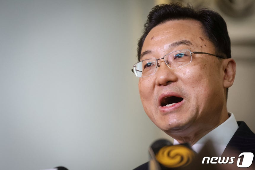 셰펑 신임 미국 주재 미국 대사가 23일 (현지시간) 부임하기 위해 뉴욕 존 F.케네디 공항에 도착해 기자회견을 갖고 “중미 관계를 올바른 궤도에 되돌려 놓아야 한다”고 밝히고 있다. 2023.5.25 ⓒ 로이터=뉴스1
