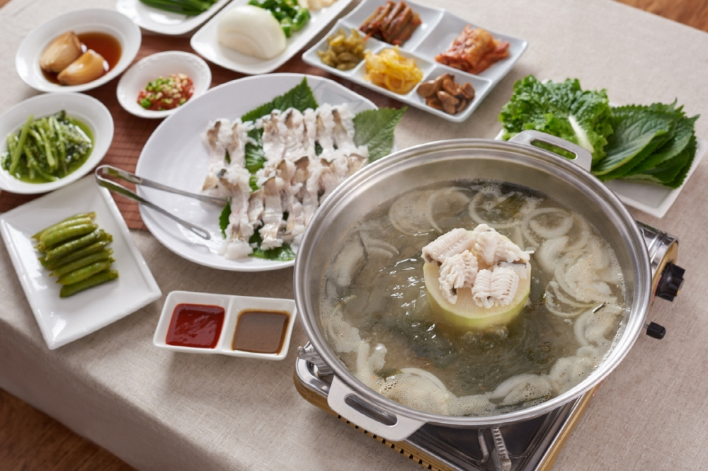 고흥의 대표적인 여름 보양식인 갯장어(일명 하모)회 샤부샤부./사진제공=고흥군