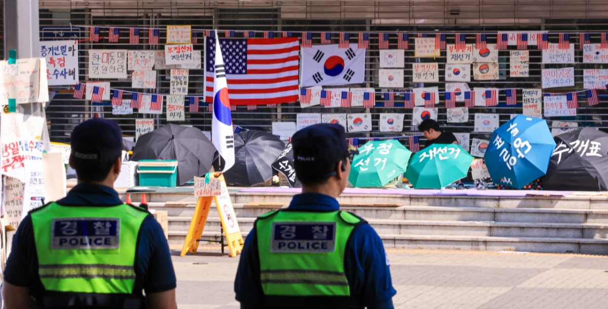 제9회 전국동시지방선거 투표용지 부족 사태를 규탄하는 개표소 봉쇄 시위가 계속된 18일 서울 송파구 올림픽공원 핸드볼경기장 앞에 경찰들이 배치돼 있는 모습./사진=뉴스1.