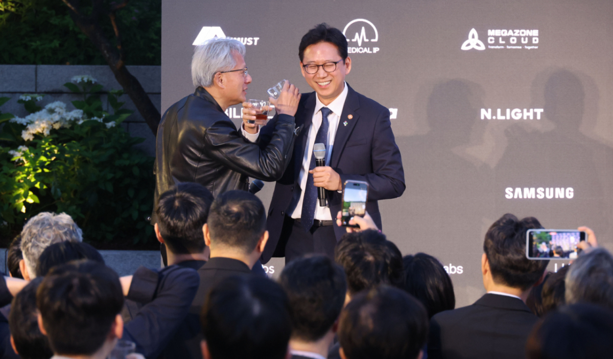 젠슨 황 엔비디아 최고경영자(CEO)가 8일 서울 중구 신라호텔에서 열린 '엔비디아 코리아 AI 에코시스템 리셉션'에서 배경훈 부총리 겸 과학기술정보통신부 장관과 러브샷을 하고 있다./사진=뉴시스
