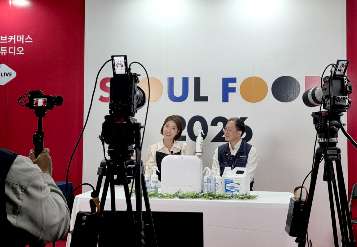 서울푸드 2026 '라이브커머스 대전'에서 전해수인 '나오크린수'를 소개하고 있다./사진제공=디엔디전자