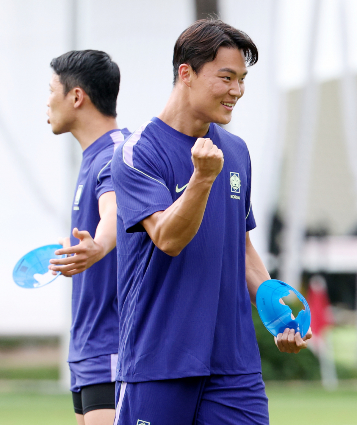 대한민국 축구 국가대표팀이 2026 북중미월드컵 A조 예선 멕시코전을 하루 앞두고 17일 멕시코 과달라하라 치바스 베르데 바예에서 훈련을 진행했다.  오현규를 비롯한 선수들이 밝은 표정으로 훈련을 하고 있다. /사진=김진경 대기자