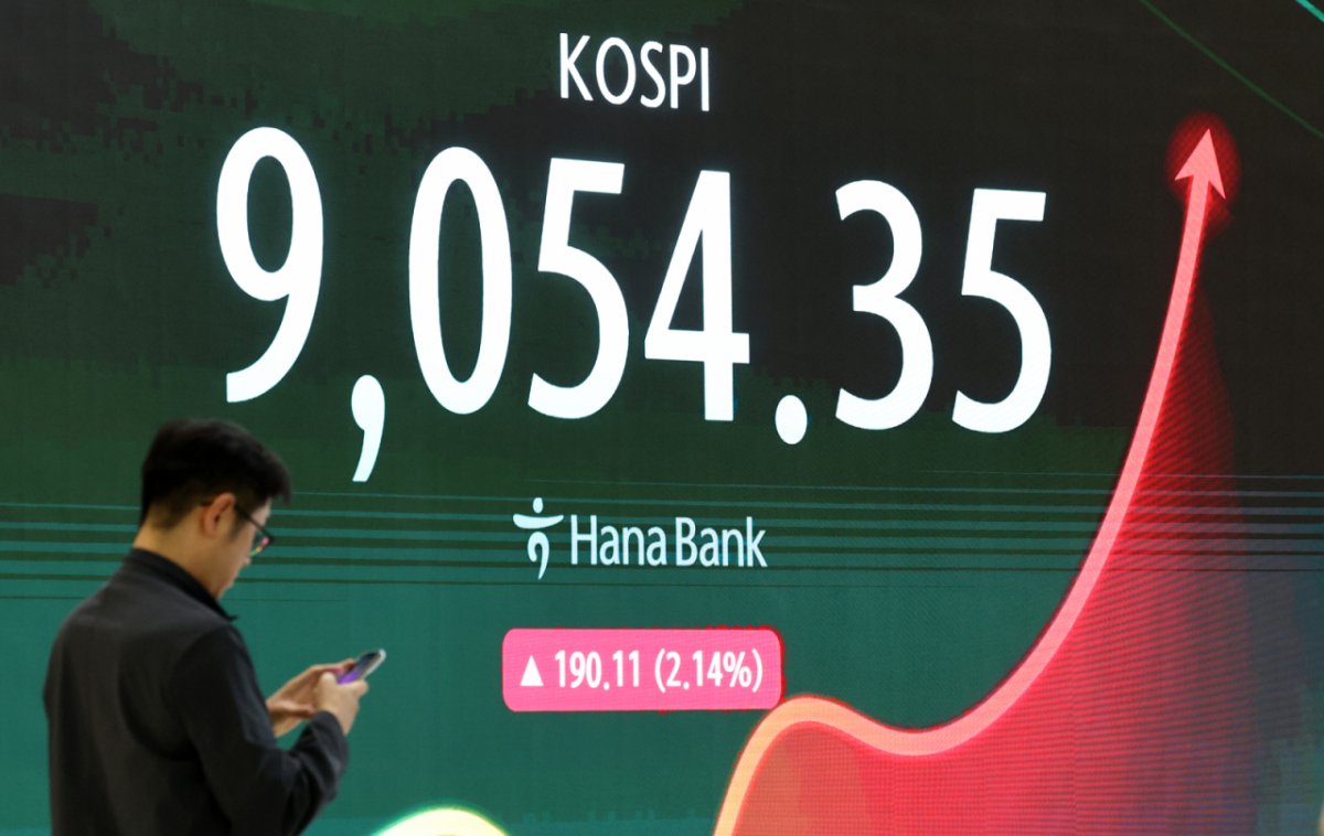 (서울=뉴스1) 최지환 기자 = 코스피지수가 장중 사상 처음으로 9000을 돌파한 18일 오후 서울 중구 하나은행 본점 딜링룸 전광판에 증시 시황이 표시되어 있다. 2026.6.18/뉴스1 Copyright © 뉴스1. All rights reserved. 무단 전재 및 재배포, AI학습 이용 금지. /사진=(서울=뉴스1) 최지환 기자