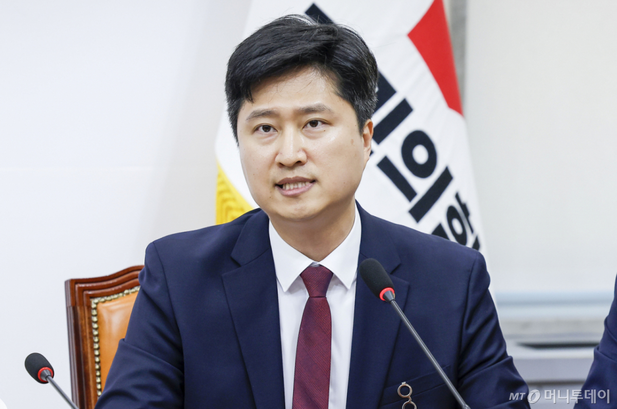 [서울=뉴시스] 정병혁 기자 = 우재준 국민의힘 청년최고위원이 18일 서울 여의도 국회에서 열린 최고위원회의에서 발언하고 있다. 2026.06.18. jhope@newsis.com /사진=정병혁