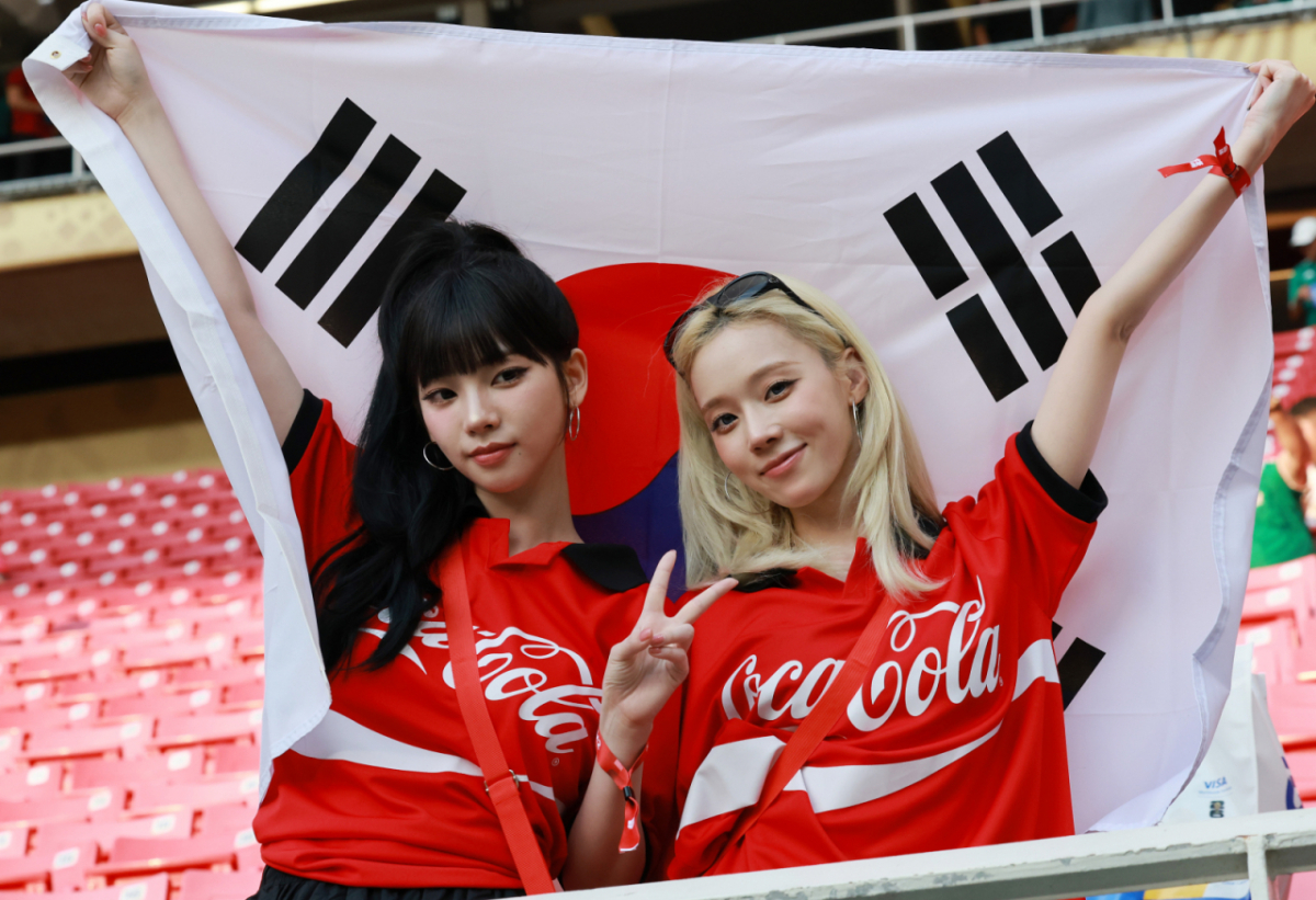 11일(현지시간) 멕시코 할리스코주 사포판 과달라하라 스타디움에서 열린 2026 북중미 월드컵 A조 조별리그 1차전 대한민국과 체코의 경기를 찾은 그룹 에스파의 멤버 카리나(왼쪽)와 윈터가 태극기를 펼쳐 들어보이고 있다/사진=뉴스1