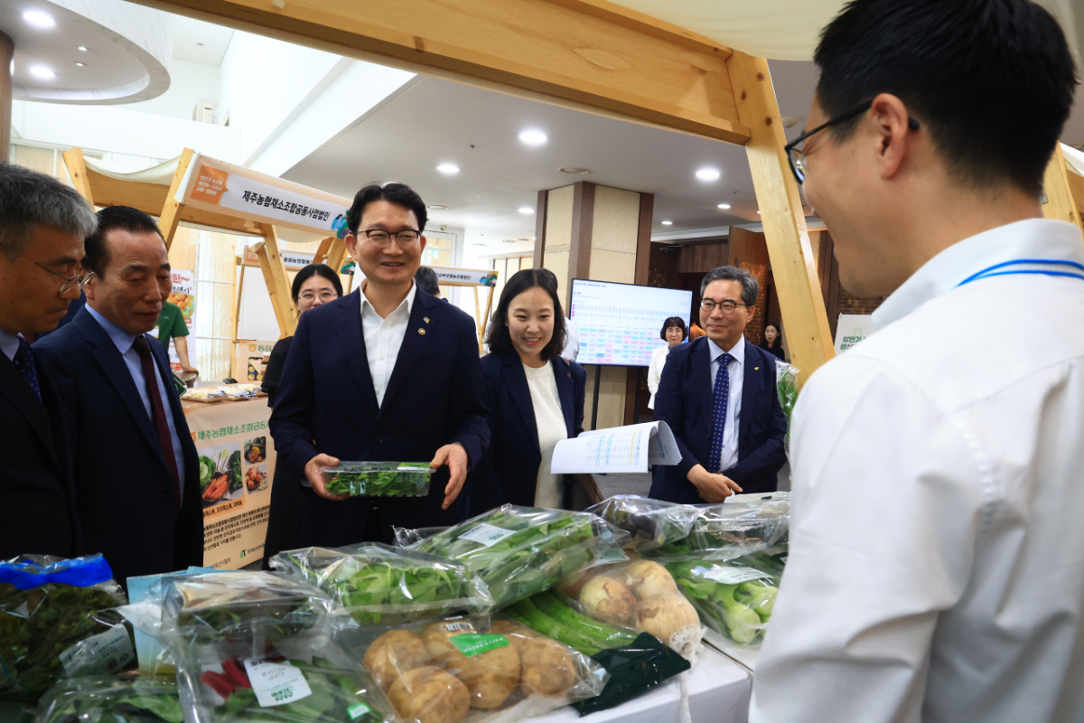 김종구 농림축산식품부 차관은 18일 한국농수산식품유통공사(aT) 센터에서 열린 '2026년 상반기 농산물 생산자-구매사 교류·상담회'에 참석해 산지 생산자와 식품·유통업계 관계자들을 만나 의견을 청취했다. /사진=농림축산식품부 제공