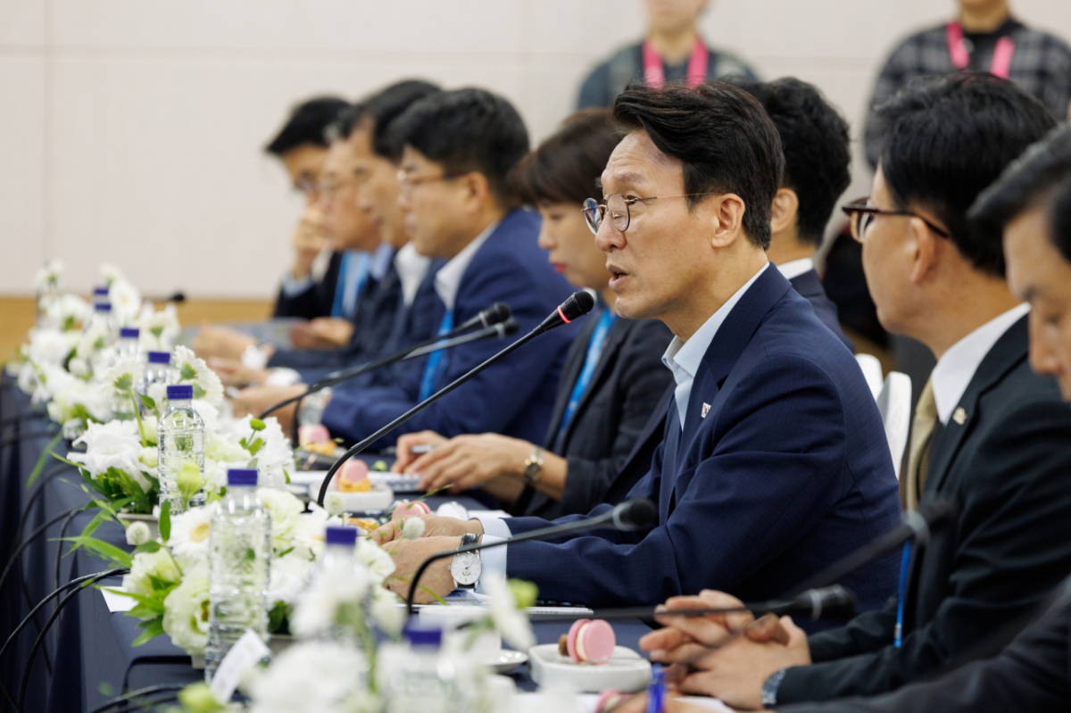 17일 전남 여수세계박람회장에서 열린 '해상풍력 산업계 정책간담회'에서 김민석 국무총리가 인사말씀을 하고 있다. /사진=한국풍력산업협회