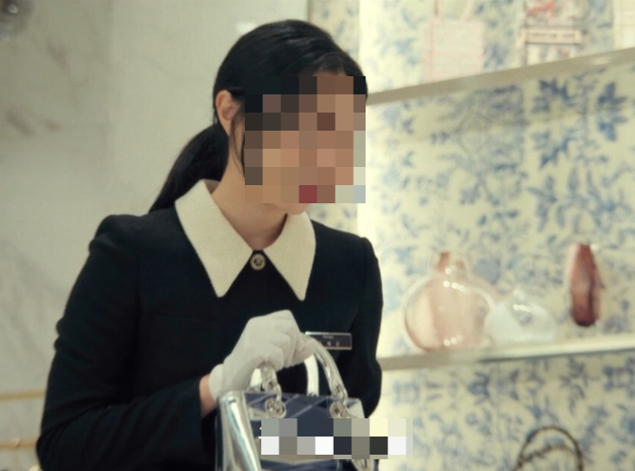 백화점 여직원이 유부남 고객에게 '또 뵙고 싶다'는 광고 문자를 보냈다가 가정파괴범으로 몰린 일이 벌어졌다.사진은 기사 이해를 돕기 위한 자료 사진. /사진=넷플릭스 '레이디두'